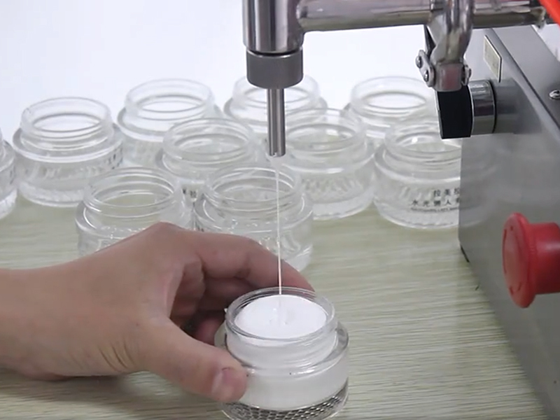 半自动膏体灌装机：矫捷高效的包装解决规划